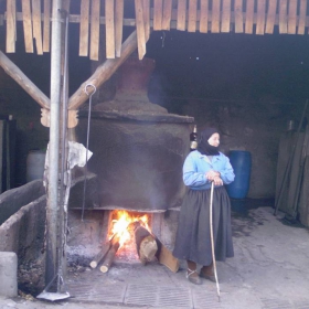 Tradiciite trqbva da se spazvat-Jenata vari rakiqta   majat q pie