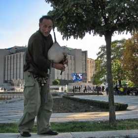 Засвири ми, стар гайдарю! Ти ще свириш, аз ще снимам... и парички ще ти пусна в касичката книжна!