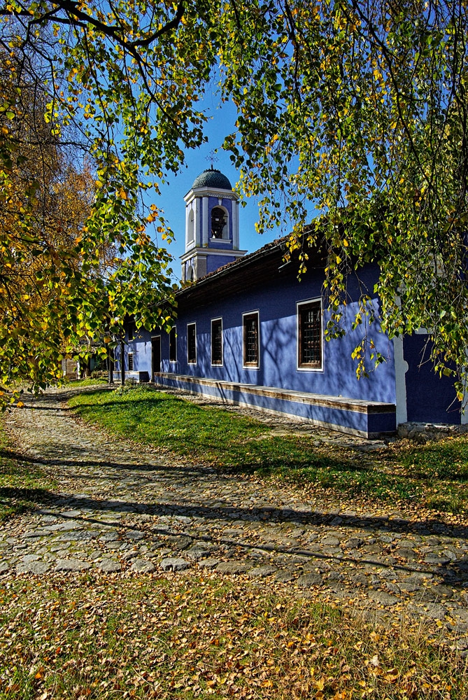 През листата
