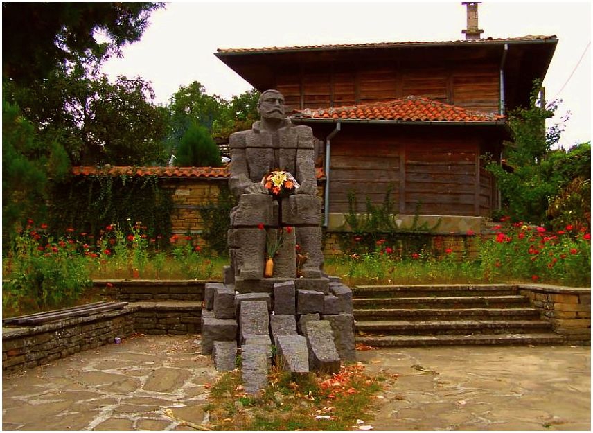Паметникът на Захари Стоянов в центъра на Медвен!
