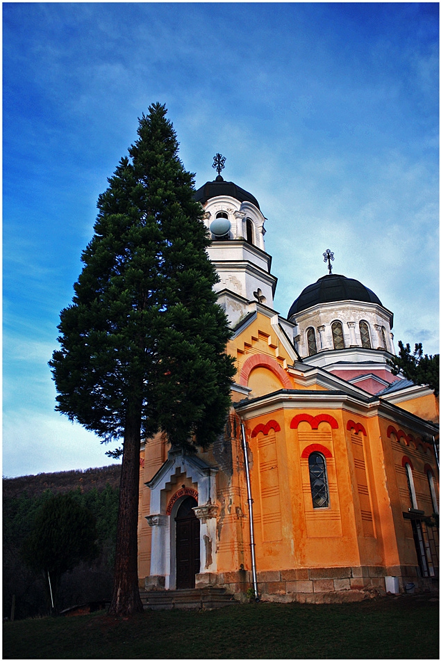 Пред храма