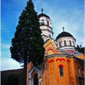 Пред храма
