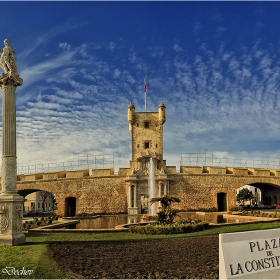 Входът към старата част на Кадис  -  Puerta de Tierra, Cádiz