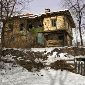 Всичко в живота са спомени, с изключение на един настоящ момент, който преминава покрай нас толкова бързо, че едва го улавяме.