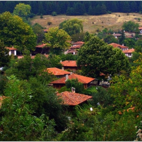 Къщичките сгушени в зеленината...