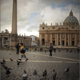 Хора и птици   по Piazza San Pietro