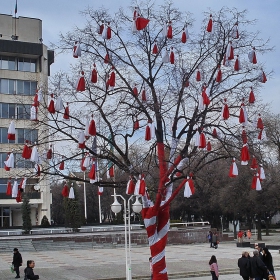 ...мартенички вързала...