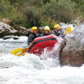 RAFTING UN WHITE WATER