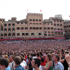 всички очакват едно-Palio di Siena да започне!