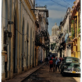 Из малките улички на големия град...  La Habana Cuba Octubre 2007г.