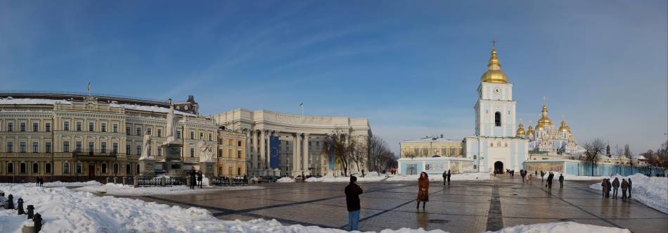 На Михайловской площади в  Киеве...