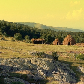 Каракачански колиби