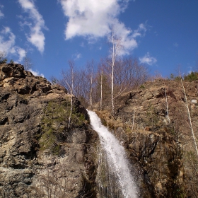 Крайпътно водопадче