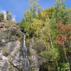 крайпътен водопад