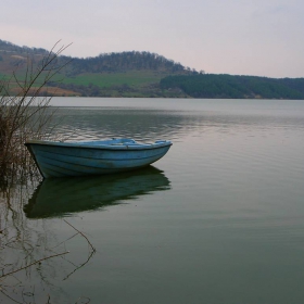 Лодка в реката