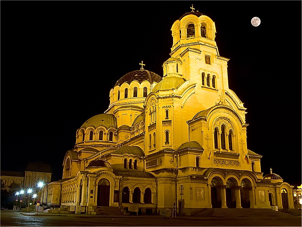 Храмът и Луната