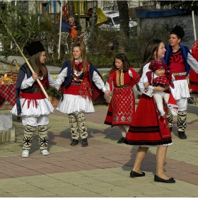 Великденско хоро на мегдана ...