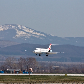 Самолет на Austrian Airlines каца на летище София