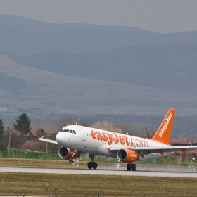 Самолет на EasyJet каца на летище София