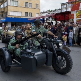 Заради карибските пирати кметицата на Габрово пристигна със засилена охрана....