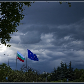 Варна днес преди леката буря-знамената оцеляха