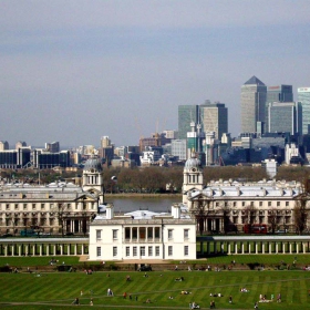 поглед от GREENWICH-на преден план maritime museum,а в дясно CANARY WHARF