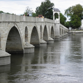 Стар мост от 15 век на река Марица край Одрин който функционира до днес.