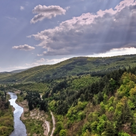 За реката и лъчите