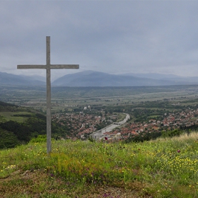 Вярата и облаци над слънчевата долина ...