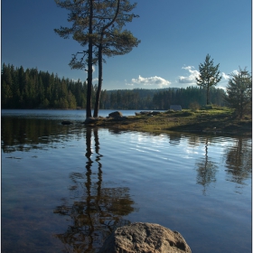 Бавно гаснат висините, притихват кротко над водите.........