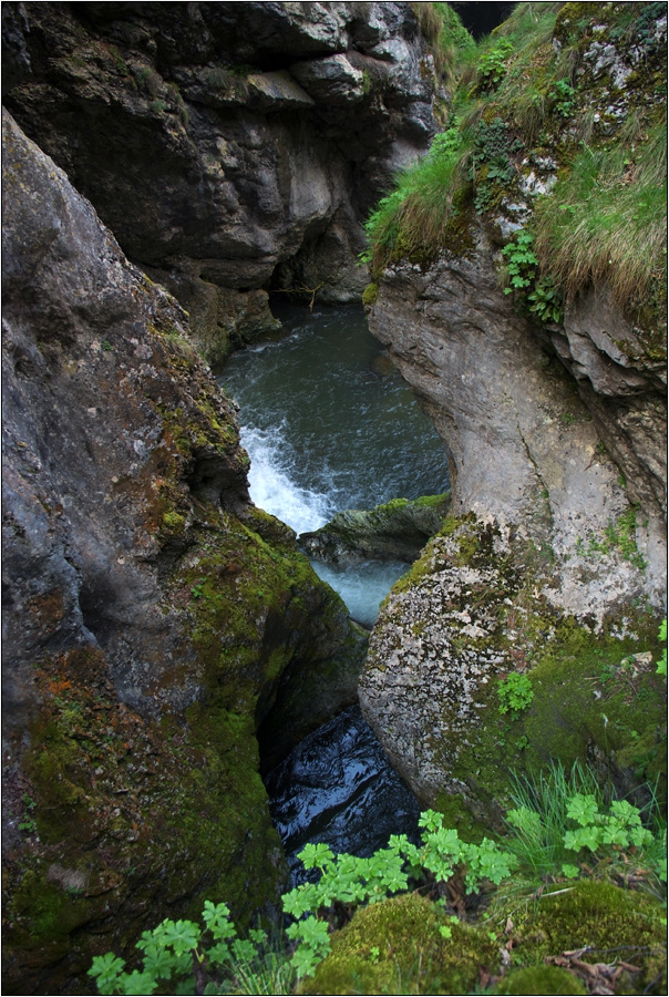 Водата и скалата