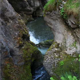 Водата и скалата