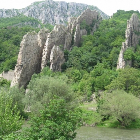 скалите край село Лъкатник