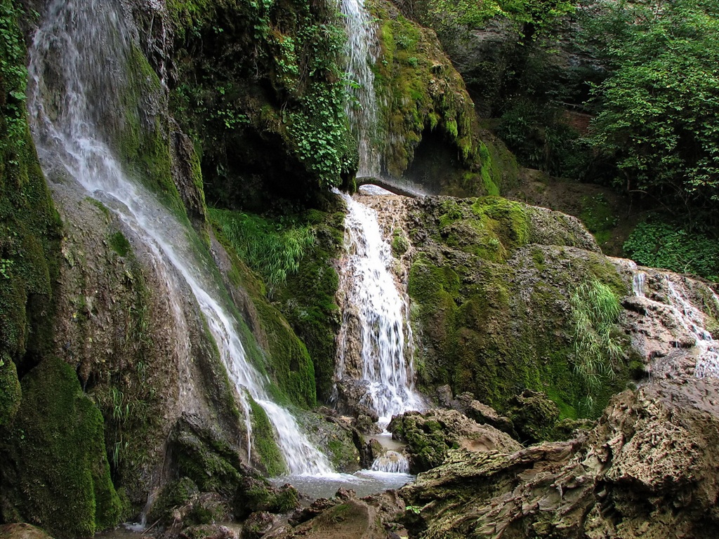 Още един от многото красиви Крушунски водопади...