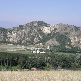 Панорамна снимка на вулканичния рид Кожух и Рупите от източния връх връх.