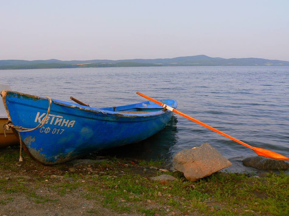 в очакване, на залеза.