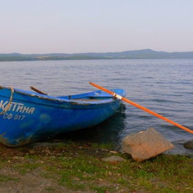 в очакване, на залеза.