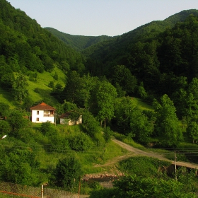 Бяла спретната къщурка