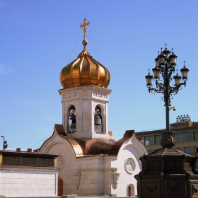 Ето, че открих и най-малката църквичка в Москва!:)