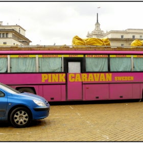 PINK CARAVAN ... В събота, 26 юни, в 16,30 часа от Моста на влюбените при НДК тръгва третото годишно гей парад шествие,  подкрепено от посолствата на Великобритания, САЩ, Норвегия, Швеция, Холандия, Испания, Белгия, Финландия, Австрия, ЮАР.