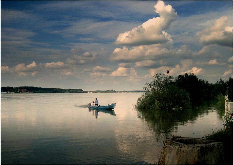 Лодка в реката