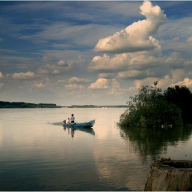 Лодка в реката