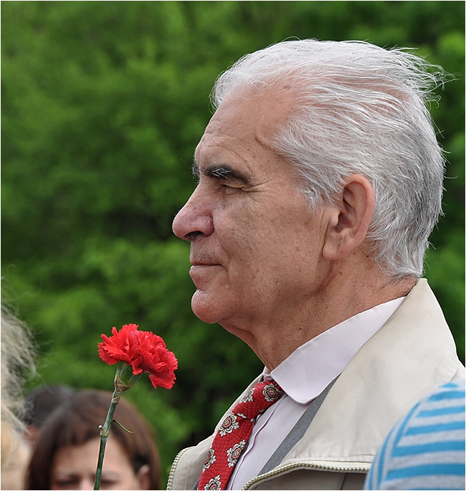 Привърженик на лявата идея в дълбок размисъл (София, 09 май 2010, пред паметника на СА)