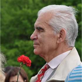 Привърженик на лявата идея в дълбок размисъл (София, 09 май 2010, пред паметника на СА)