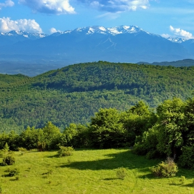 В близък план Лозенската планина, а в далечината величествената Рила.