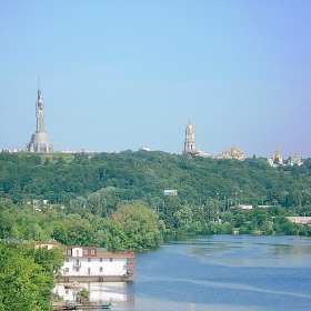 Красотата на Киев, видяна през мръсните стъкла на влака!:)