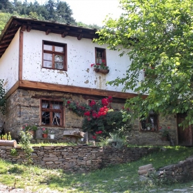Малка спретната къщурка