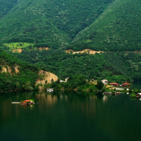 До водата, над водата, във водата