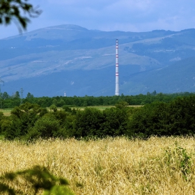 В далечината комина на Медодобивния комбинат в Пирдоп - хората го наричаха 