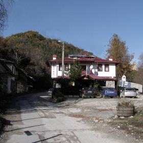 Бяла спретната къщурка ... с три коли отпред